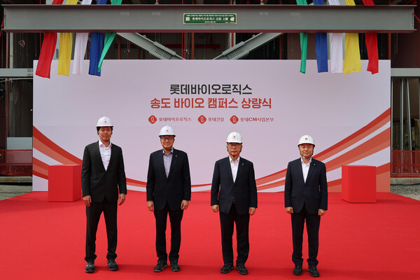 9일 열린 롯데바이오로직스 송도 바이오 캠퍼스 제1공장 상량식에서 기념사진을 촬영하고 있다.(왼쪽부터 신유열 롯데바이오로직스 글로벌전략실장 겸 롯데지주 미래성장실장, 박제임스 롯데바이오로직스.(사진제공: 롯데바이오로직스)