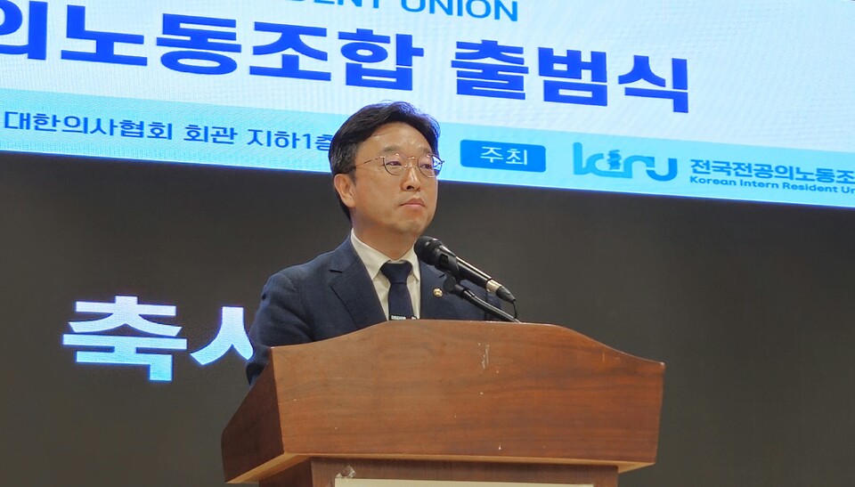 국회 환경노동위원회 이용우 의원은 전공의법 개정안 발의와 함께 전공의 노동삼권 보장에 힘쓰겠다고 했다(ⓒ청년의사).