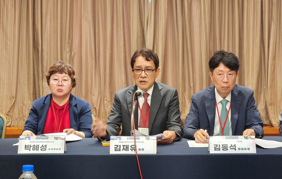 직선제 대한산부인과개원의사회는 14일 서대문구 스위스그랜드호텔에서 기자간담회를 갖고 분만 인프라 붕괴를 막기 위해서는 "사법 리스크 제거가 시급하다"고 지적했다(ⓒ청년의사).