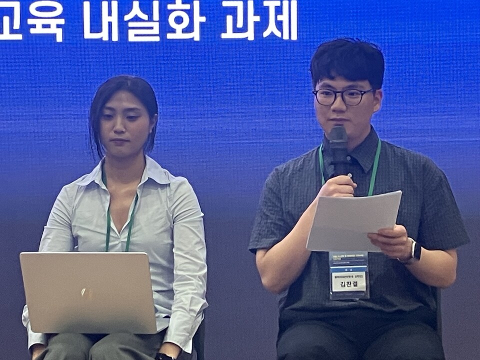 18일 열린 ‘2025 국제병원 및 헬스테크 박람회’(K-HOSPITAL+HEALTH TECH FAIR, KHF 2025) 의료 AI 교육 및 해외진출 지원사업 심포지엄에서 고려의대 임예제 학생(왼쪽)과 동아의대 김찬결 학생이 의료 AI 교육 경험을 공유했다(ⓒ청년의사). 