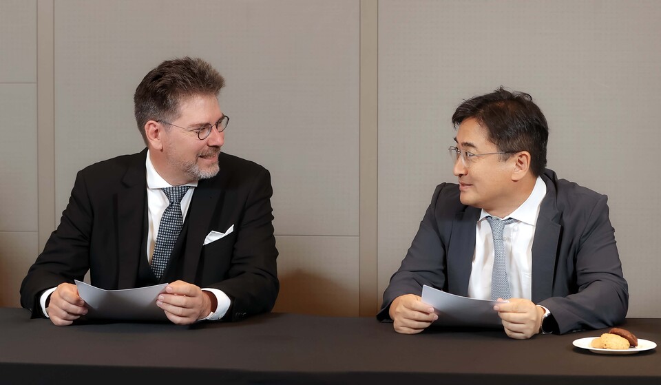 독일 하이델베르크 대학병원 슈테판 숀랜드 교수(좌)와 삼성서울병원 김기현 교수(우)