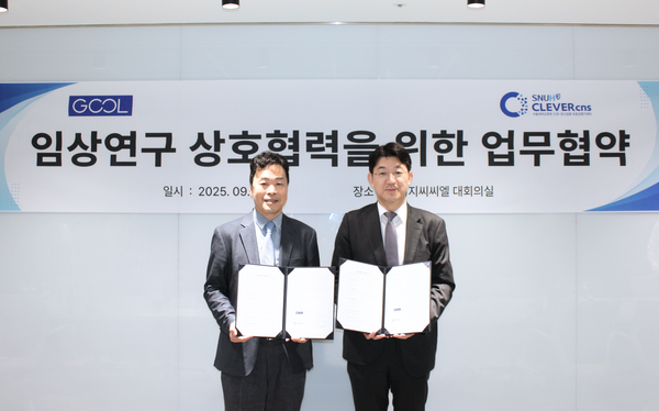 업무 협약 체결식 후 기념 촬영 중인 천기정 CLEVERcns 센터장(좌측)과 조관구 지씨씨엘 대표(우측)(사진제공:지씨씨엘)
