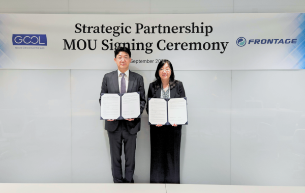 업무 협약 체결식 후 기념 촬영 중인 조관구 지씨씨엘 대표(좌측)와 난장(Nan Zhang) 프론티지 수석 부사장(사진제공: 지씨씨엘)