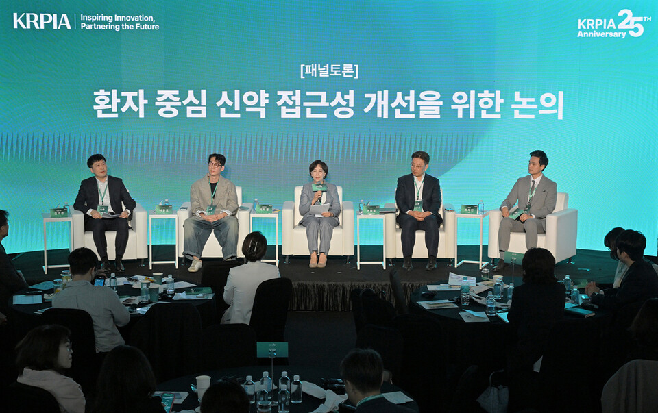 한국글로벌의약산업협회(KRPIA) 창립 25주년을 맞아 지난 24일 열린 포럼에서 업계와 환자단체, 학계, 정부 참석자들이 패널토론을 하고 있다.