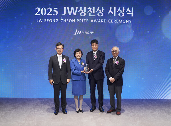 W중외제약의 공익재단인 JW이종호재단은 지난 24일 경기도 과천시 소재 JW사옥에서 ‘2025 JW성천상’ 시상식을 개최했다. (왼쪽부터) 이경하 JW이종호재단 이사장(JW 회장), 2025 JW성천상 수상자 전진경 아프리카미래재단 짐바브웨지부 메디컬디렉터와 강동원 지부장, 이성낙 JW성천상위원회 위원장(가천대 명예총장)이 기념촬영을 하고 있다.(사젠제공: JW중외제약)