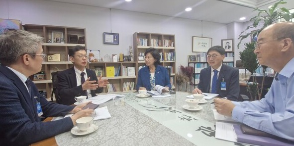 더불어민주당 남인순 의원은 지난 23일 대한신장학회 임원진과 간담회를 갖고 복막투석 활성화 필요성에 대해 의견을 나눴다. 