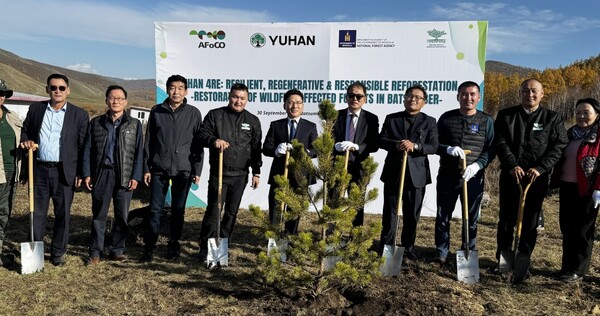 사진은 왼쪽 세번째부터 산림청 강호덕 사막화방지연구사업단장, 바트후 몽골 대통령 자문위원, 문흐바트 대통령 비상임 고문. 여섯번째부터 AFoCO 박종호 사무총장, 유한양행 조민철 상무, 오윤사나 몽골산림청장, 볼드바타르 빌리언트리스 NGO 대표(사진제공: 유한양행).
