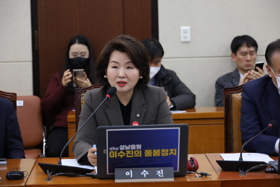 더불어민주당 이수진 의원은 김건희 일가와 관련있는 승은의료재단과 온요양원의 불법행위를 철처히 조사해 조치해야 한다고 촉구했다. 보건복지부 정은경 장관은 수시 모니터링하겠다고 했다(사진 제공 : 이수진 의원실).