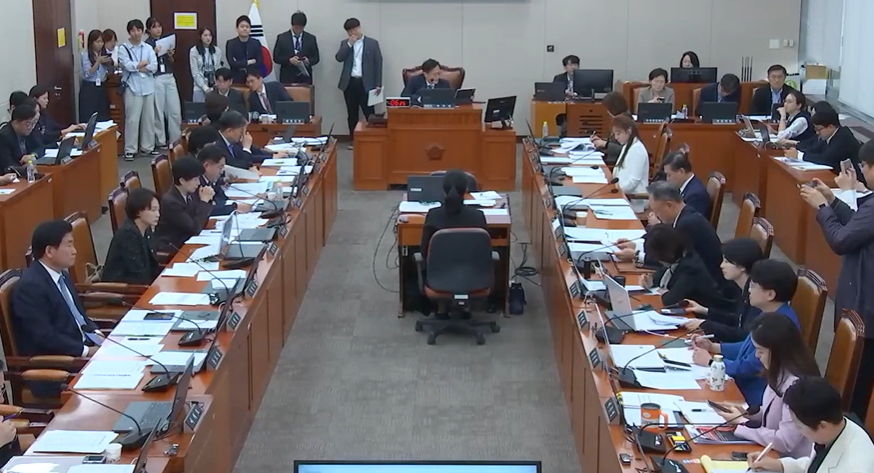 국회 보건복지위원회 보건복지부·질병관리청 대상 국정감사에서 여야는 중국인 건강보험 부정수급, 국가정보자원관리원 화재사고 두고 공방을 이어갔다(사진출처: 국회방송 공식 유튜브 생중계 갈무리). 