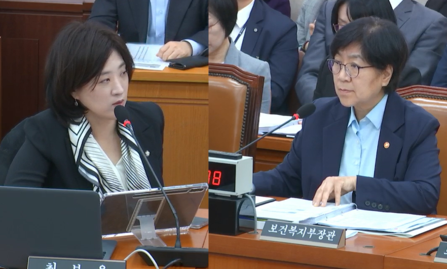 국민의힘 최보윤 의원은 15일 국정감사에서 국립부곡병원이 정부로부터 받은 임상연구비로 '짜깁기 논문'을 쓰도록 보건복지부가 방관했다고 질타했다(사진출처: 국회방송 공식 유튜브 생중계 갈무리). 