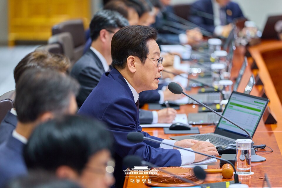 이재명 대통령은 16일 오전 용산 대통령실에서 '제2차 핵심규제 합리화 전략회의'를 직접 주재했다(사진 제공 : 대통령실)