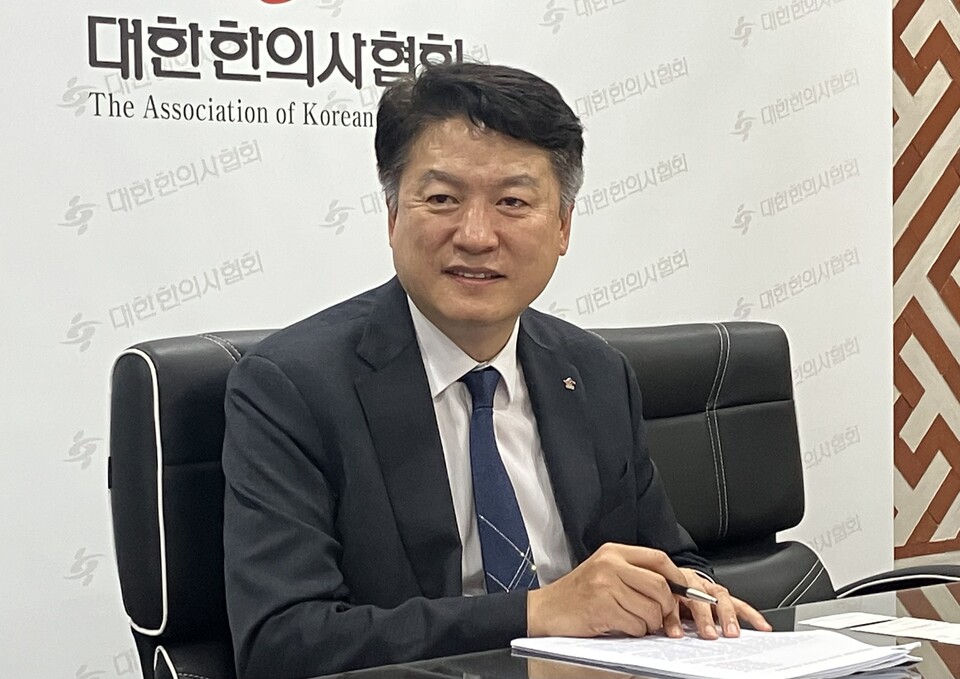 대한한의사협회 윤성찬 회장은 지난 15일 인터뷰에서 한의사 현대 의료기기 사용을 위한 의료법 개정안 국회 통과에 주력하겠다고 했다(ⓒ청년의사). 