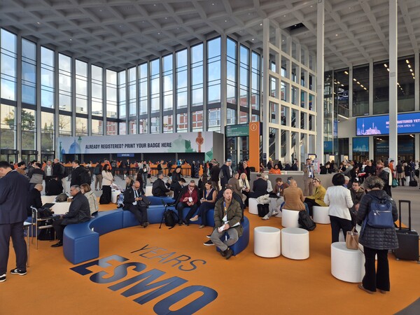 유럽종양학회 연례학술대회 등록 부스는 학회 첫날부터 많은 이파로 붐비며 활기가 넘쳤다. 