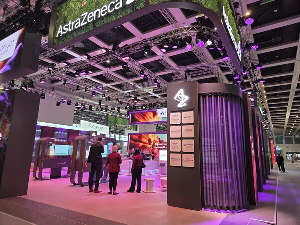 아스트라제네카 부스 모습. 타그리소(성분명 오시머티닙), 임핀지(성분명 더발루맙)‧이뮤도(성분명 트렐멜리무맙), 엔허투(성분명 트라스투주맙 데룩스테칸) 등이 부스를 통해 소개되고 있다. 