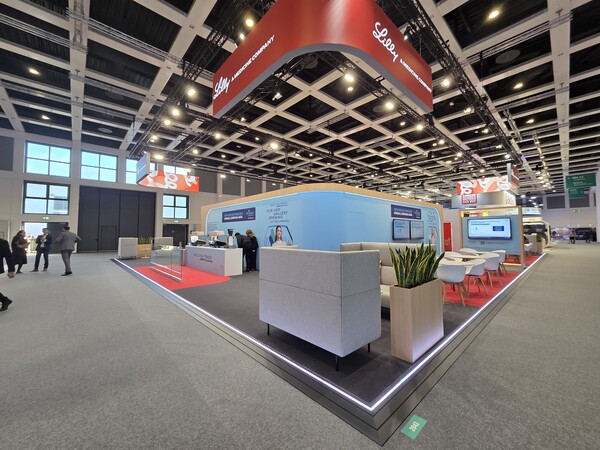 일라이 릴리 부스 모습. 조기 유방암에서 버제니오(성분명 아베마시클립)의 장기 추적 결과 데이터를 전면에 홍보하고 있다. 