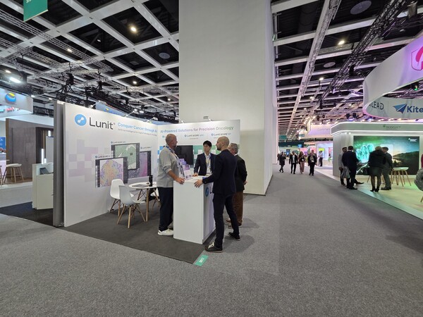 루닛 부스 전경. 루닛 사업개발 관계자들이 루닛 스코프에 대한 이야기를 나누고 있다. 