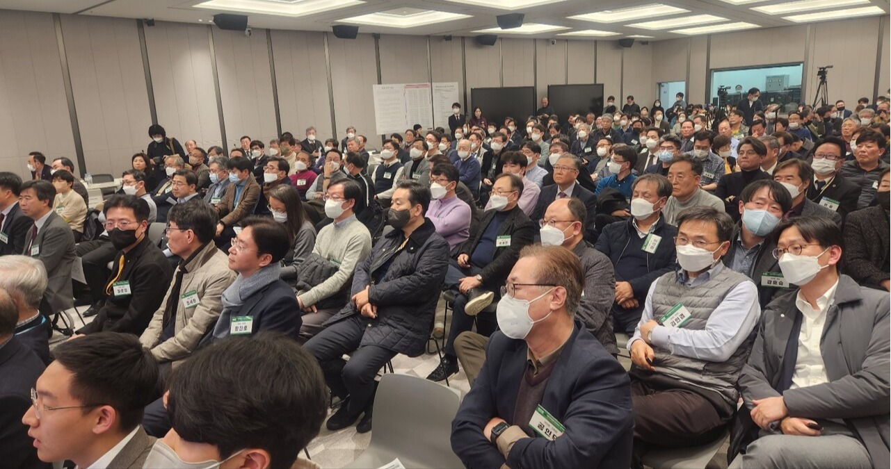 대한의사협회 대의원회가 오는 25일 성분명 처방 등 현안 대응을 위한 임시대의원총회를 연다. 사진은 지난 2023년 2월 간호법 비대위 구성을 위해 열린 임총에 참석한 대의원 모습(ⓒ청년의사).