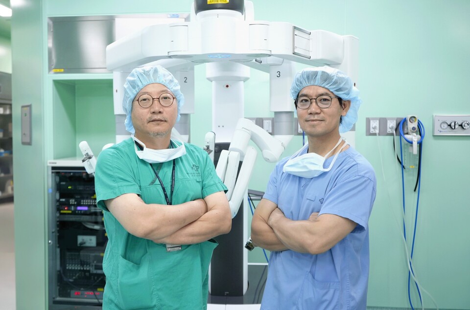 해운대백병원은 수신증 환자를 대상으로 로봇수술을 활용해 소장 절제술과 소장요관 문합술을 시행했다고 20일 밝혔다(사진제공: 해운대백병원).