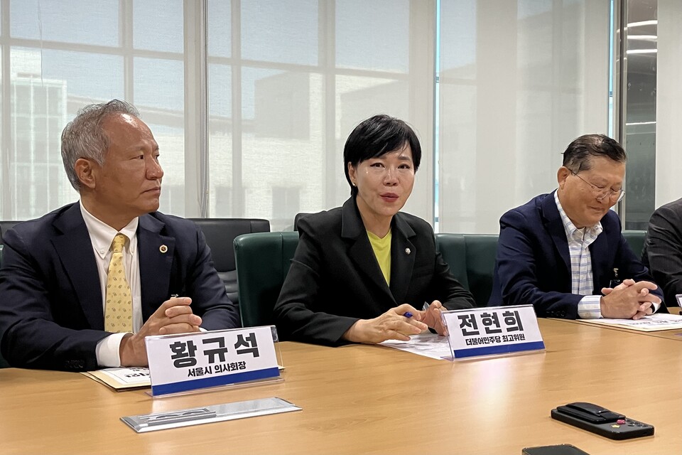 서울시 4개 의약단체장은 22일 국회의원회관에서 더불어민주당 전현희 수석최고위원과 간담회를 열고 사무장병원과 면허대여약국 근절을 위한 방안을 논의했다(ⓒ청년의사).