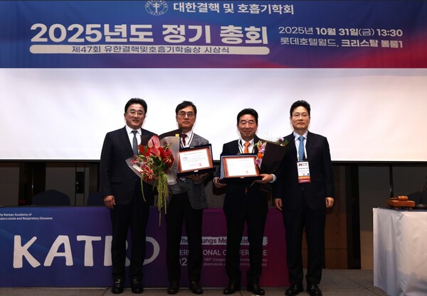 좌측부터 유한양행 유재천 부사장, 삼성서울병원 정만표 교수, 칠곡경북대학교병원 박재용 교수, 대한결핵 및 호흡기학회 안중현 회장(사진제공: 유한양행)