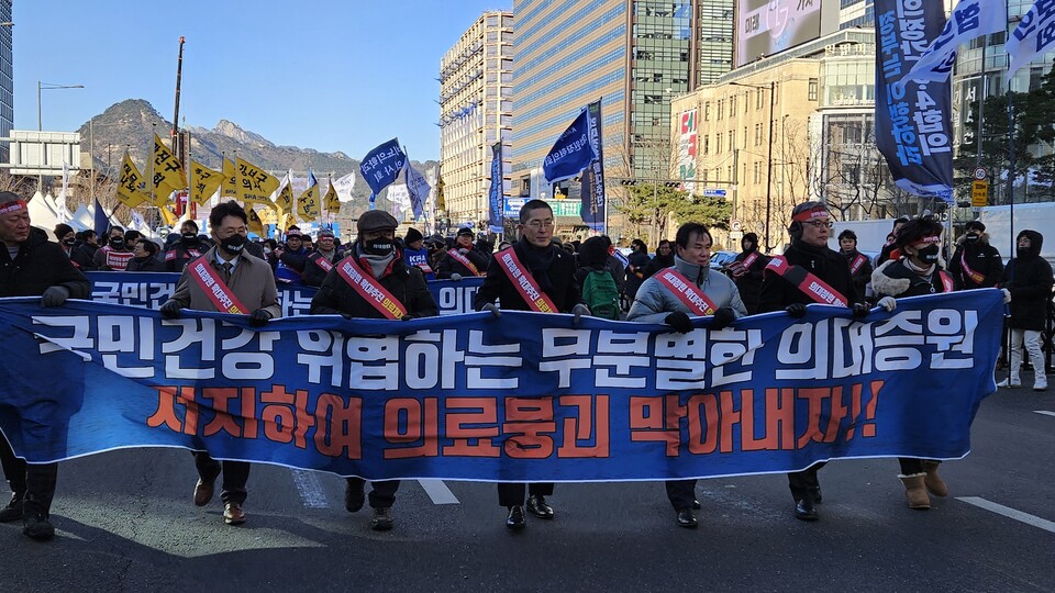 정부 검체 검사 위수탁 체계 개편에 반발해 대한의사협회가 전국의사대표자궐기대회를 열고 장외 투쟁에 나선다. 사진은 지난 2023년 12월 정부 의대 정원 증원 추진에 반대해 서울 광화문 세종대로에서 열린 전국의사총궐기대회 모습(ⓒ청년의사).
