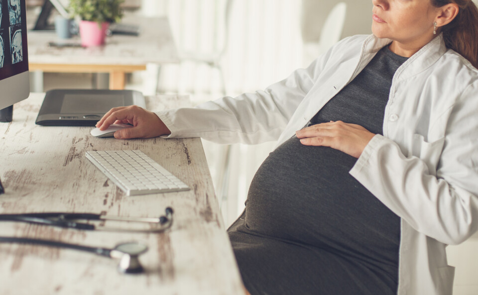 '전공의법'에 담기는 모성 보호 조항이 여성 전공의 수련 불평등을 불러온다는 우려에 보완책 마련 요구가 나오고 있다(사진 출처: 게티이미지).