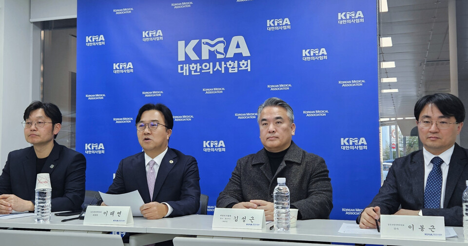 대한의사협회 실손보험대책위원회는 비급여 관리를 위해 병행진료를 단계적으로 금지하도록 권한 국회미래연구원 보고서에 유감을 표했다(ⓒ청년의사).