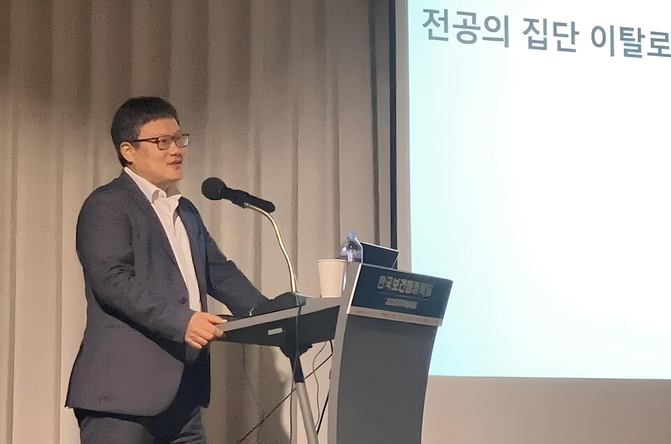 경상국립대병원 예방의학교실 김영수 조교수는 내년도 레지던트 모집시기부터 지도전문의 요건을 완화할 필요가 있다고 했다(ⓒ청년의사). 