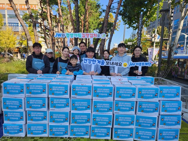 JW 임직원들이 지난 1일 과천시민회관 시계탑 광장에서 열린 ‘2025년 모두가 나누는 김장축제’에서 기념촬영을 하고 있다.(사진제공: JW중외제약)