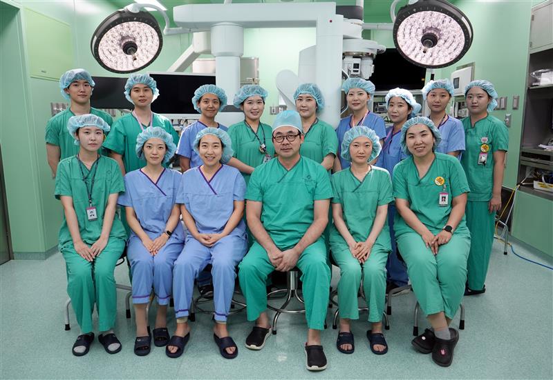 해운대백병원은 산부인과 지용일 교수가 최근 로봇수술 400례에 달성했다고 밝혔다(사진제공: 해운대백병원).