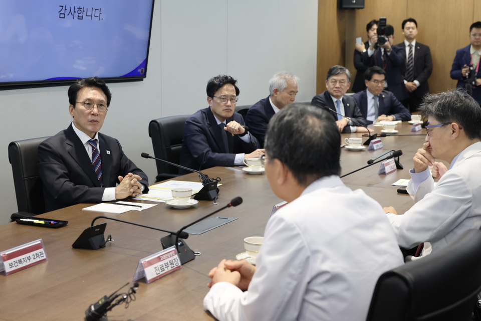 김민석 국무총리는 12일 오전 고대 안암병원 권역응급의료센터를 찾아 응급의료체계 개선에 대한 의견을 청취했다(사진 제공 : 국무조정실 국무총리비서실).