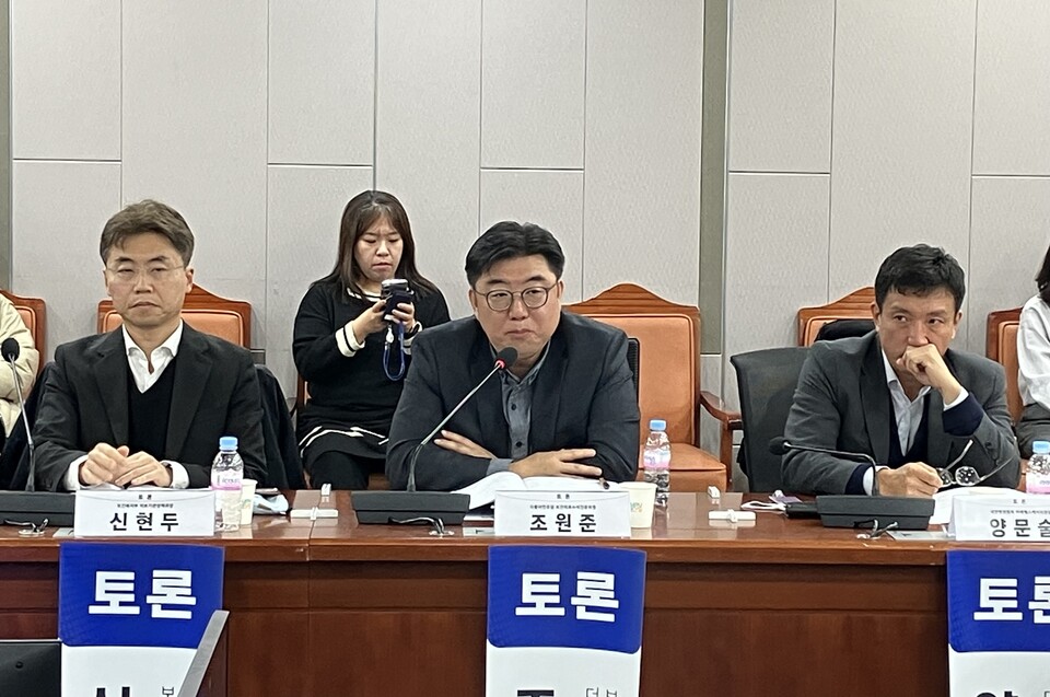 더불어민주당 조원준 보건의료수석전문위원(가운데)은 공적 배상 공제 체계로 전환하고 정부도 이에 적절히 지원해야 한다고 강조했다(ⓒ청년의사). 