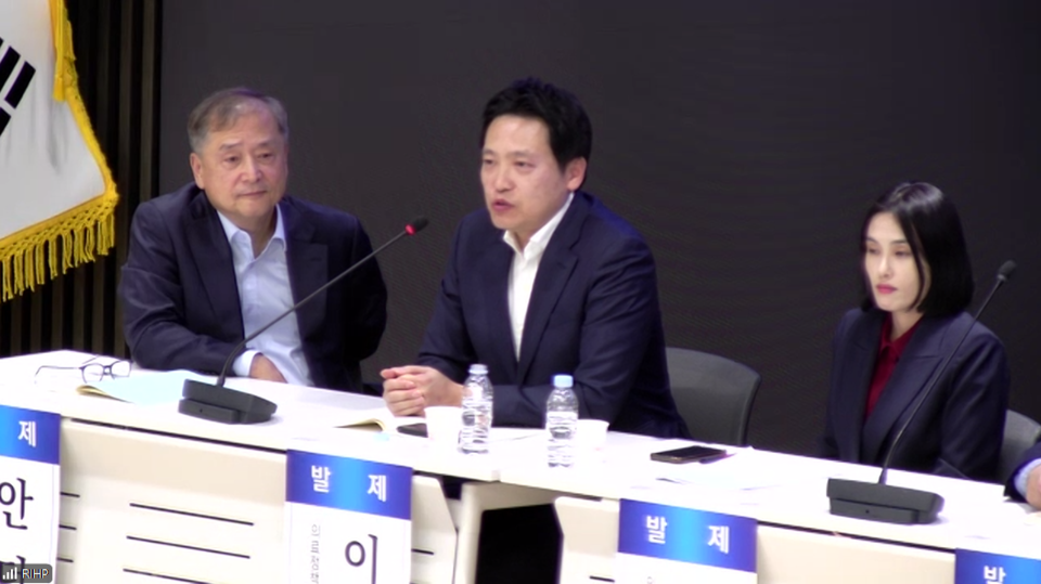 대한의사협회 의료정책연구원 이정찬 부연구위원(가운데)이 12일 ‘HRH(Human Resources for Health) 컨퍼런스’에서 ‘전국의사조사’ 결과를 공개했다(사진출처: 대한의사협회 의료정책연구원 컨퍼런스 생중계 갈무리).