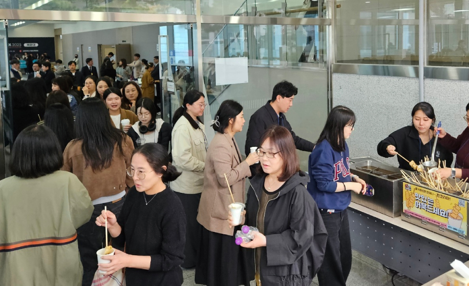 참석자의 인기를 독차지한 '해운대 어묵 포차'. 어묵 맛집으로 입소문 나면서 일시품절되기도 했다(ⓒ청년의사).