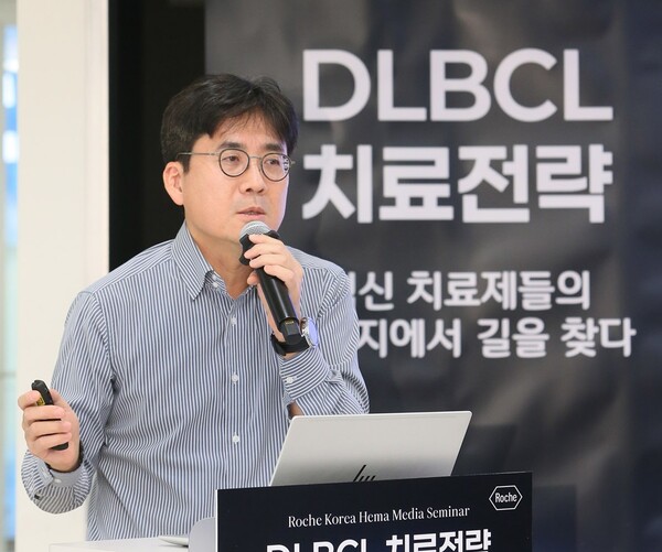 삼성서울병원 김석진 혈액종양내과 교수가 한국로슈가 개최한 25일 미만성 거대 B세포 림프종(Diffuse Large B-cell Lymphoma, DLBCL) 치료 환경의 미충족 수요와 새로운 치료 옵션에 대해 논의하는 미디어 세미나에서 발표하고 있다. 