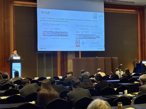 JW중외제약은 지난 23일 롯데호텔 서울에서 열린 한국건강검진학회 추계학술대회에서 정제형 대장정결제 ‘제이클 정’ 심포지엄을 개최했다. 제이클 정의 약효와 안전성, 복약 순응도를 공유하기 위해 마련된 이번 심포지엄에는 내과 전문의를 비롯한 의료진이 참석했다.(사진제공: JW중외제약)