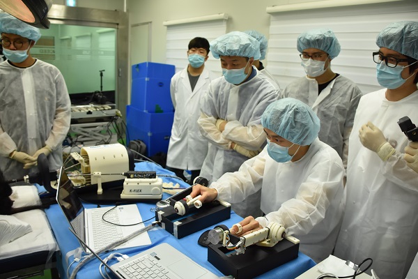 KAIST conducts 1st surgery on live pig with flexible remote endoscopic robot